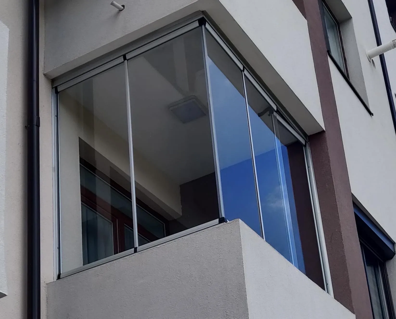 Închideri Balcoane cu Sticlă Securizată