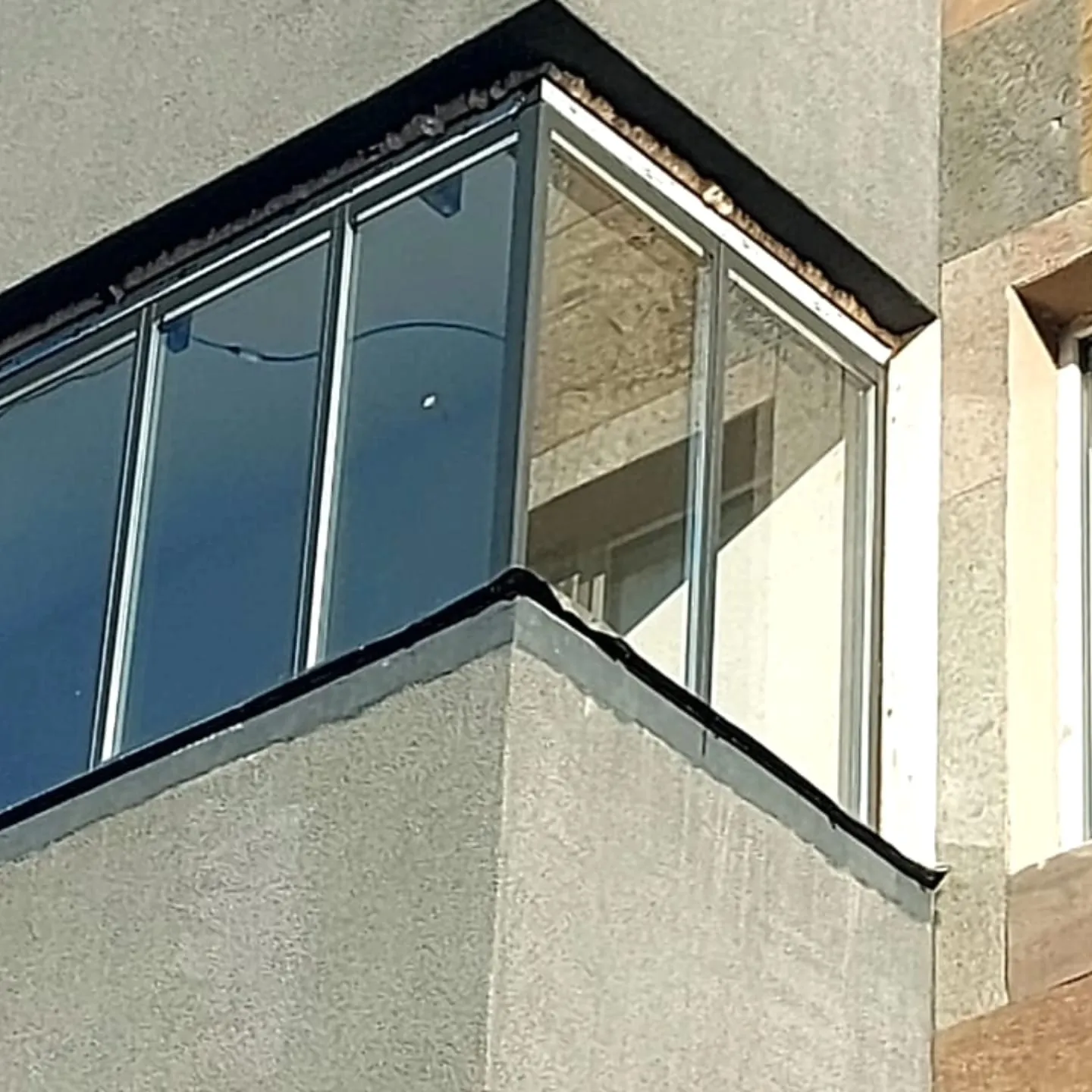 Închideri Balcoane cu Sticlă Securizată